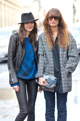 Blauen Pullover kombinieren – 354 Damen Outfits: Kombinieren Sie einen blauen Pullover mit schwarzen engen Jeans aus Leder, um eine gemütliche Stimmung zu verstärken.