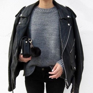 Grauen Pullover mit einem Rundhalsausschnitt kombinieren – 499 Damen Outfits: Ein grauer Pullover mit einem Rundhalsausschnitt und schwarze enge Jeans sind sehr gut geeignet, um einen lässigen Look zu erhalten.
