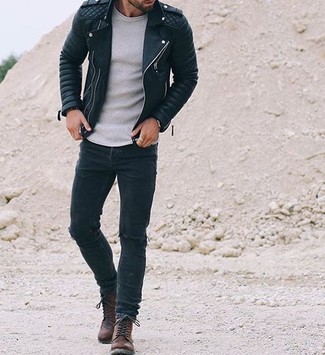 Schwarze enge Jeans mit Destroyed-Effekten kombinieren – 500+ Herren Outfits: Eine schwarze gesteppte Leder Bikerjacke und schwarze enge Jeans mit Destroyed-Effekten sind eine ideale Outfit-Formel für Ihre Sammlung. Ergänzen Sie Ihr Outfit mit einer dunkelbraunen Lederfreizeitstiefeln, um Ihr Modebewusstsein zu zeigen.
