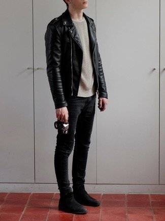 20 Jährige: Pullover mit einem Rundhalsausschnitt kombinieren – 153 Casual Herren Outfits kühl Wetter: Vereinigen Sie einen Pullover mit einem Rundhalsausschnitt mit schwarzen engen Jeans, um mühelos alles zu meistern, was auch immer der Tag bringen mag. Schwarze Chelsea Boots aus Wildleder sind eine einfache Möglichkeit, Ihren Look aufzuwerten.