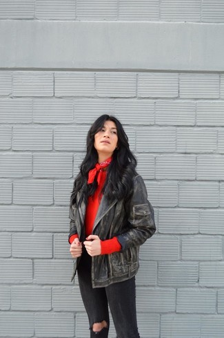 schwarze Leder Bikerjacke, roter Pullover mit einem Rundhalsausschnitt, schwarze enge Jeans mit Destroyed-Effekten, roter Bandana für Damen