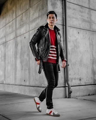 Weiße und rote hohe Sneakers aus Leder kombinieren – 358 Herren Outfits: Kombinieren Sie eine schwarze Leder Bikerjacke mit schwarzen Jeans für ein sonntägliches Mittagessen mit Freunden. Fühlen Sie sich ideenreich? Entscheiden Sie sich für weißen und roten hohe Sneakers aus Leder.
