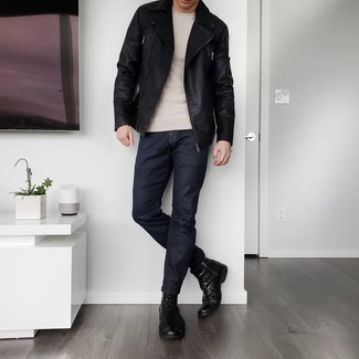 Schwarze Lederfreizeitstiefel kombinieren – 500+ Herren Outfits kühl Wetter: Erwägen Sie das Tragen von einer schwarzen Leder Bikerjacke und schwarzen Jeans, um mühelos alles zu meistern, was auch immer der Tag bringen mag. Vervollständigen Sie Ihr Outfit mit einer schwarzen Lederfreizeitstiefeln, um Ihr Modebewusstsein zu zeigen.