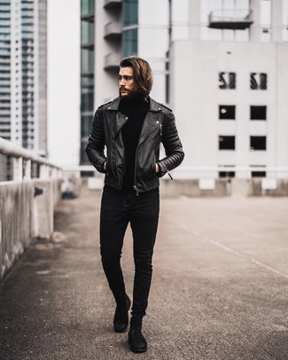 30 Jährige: Gesteppte Jacke kombinieren – 500+ Herren Outfits: Für ein bequemes Couch-Outfit, kombinieren Sie eine gesteppte Jacke mit schwarzen engen Jeans. Schalten Sie Ihren Kleidungsbestienmodus an und machen schwarzen Chelsea Boots aus Wildleder zu Ihrer Schuhwerkwahl.