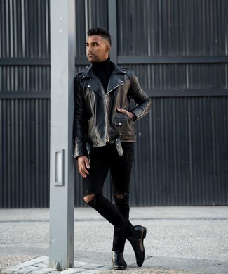 Schwarze Leder Bikerjacke kombinieren – 500+ Herren Outfits kühl Wetter: Für ein bequemes Couch-Outfit, kombinieren Sie eine schwarze Leder Bikerjacke mit schwarzen engen Jeans mit Destroyed-Effekten. Fühlen Sie sich ideenreich? Vervollständigen Sie Ihr Outfit mit schwarzen Chelsea Boots aus Leder.
