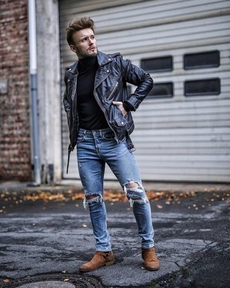 Welche Bikerjacken mit dunkelbrauner Chelsea Boots zu tragen – 80 Herren Outfits warm Wetter: Eine Bikerjacke und blaue Jeans mit Destroyed-Effekten sind eine gute Outfit-Formel für Ihre Sammlung. Fühlen Sie sich mutig? Vervollständigen Sie Ihr Outfit mit dunkelbraunen Chelsea Boots.