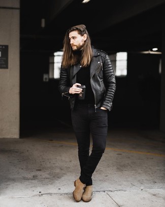 Schwarze Leder Bikerjacke kombinieren – 239 Smart-Casual Herren Outfits kühl Wetter: Tragen Sie eine schwarze Leder Bikerjacke und schwarzen Jeans, um mühelos alles zu meistern, was auch immer der Tag bringen mag. Fügen Sie beige Chelsea Boots aus Wildleder für ein unmittelbares Style-Upgrade zu Ihrem Look hinzu.