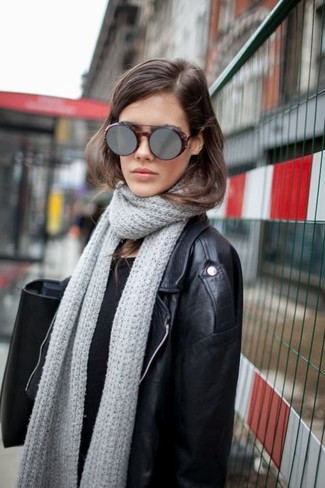 Grauen Strick Schal kombinieren – 52 Damen Outfits: Mit dieser Kombi aus einer schwarzen Leder Bikerjacke und einem grauen Strick Schal werden Sie die richtige Balance zwischen unkompliziertem Trend-Look und modischem Charme erreichen.