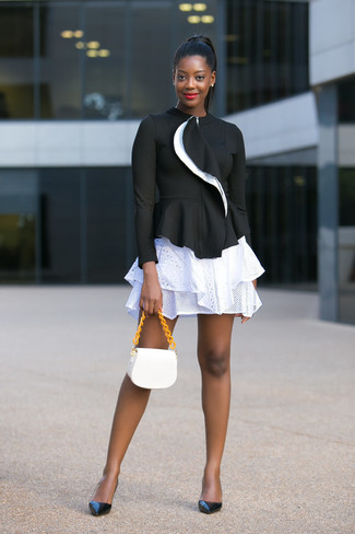 Weiße und dunkelblaue Leder Umhängetasche kombinieren – 257 Damen Outfits: Tragen Sie eine schwarze Bikerjacke und eine weiße und dunkelblaue Leder Umhängetasche, um einen perfekten Alltags-Look zu erhalten. Schwarze Leder Pumps sind eine gute Wahl, um dieses Outfit zu vervollständigen.