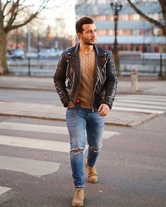 Dunkelblaue Jeans kombinieren – 500+ Casual Herren Outfits kühl Wetter: Für ein bequemes Couch-Outfit, entscheiden Sie sich für eine schwarze Leder Bikerjacke und dunkelblauen Jeans. Wählen Sie beige Chelsea Boots aus Wildleder, um Ihr Modebewusstsein zu zeigen.