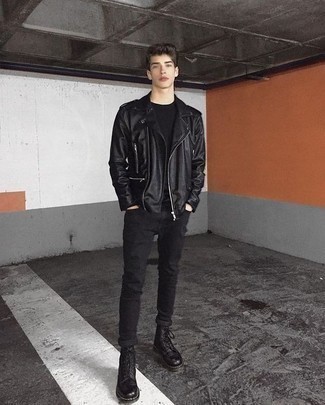 Teenager: Bikerjacke kombinieren – 23 Herren Outfits: Eine Bikerjacke und schwarze enge Jeans sind eine kluge Outfit-Formel für Ihre Sammlung. Eine schwarze Lederfreizeitstiefel sind eine einfache Möglichkeit, Ihren Look aufzuwerten.
