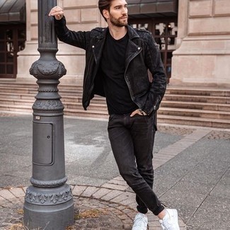 30 Jährige: Bikerjacke kombinieren – 500+ Herren Outfits: Kombinieren Sie eine Bikerjacke mit schwarzen Jeans für ein sonntägliches Mittagessen mit Freunden. Weiße Segeltuch niedrige Sneakers sind eine kluge Wahl, um dieses Outfit zu vervollständigen.