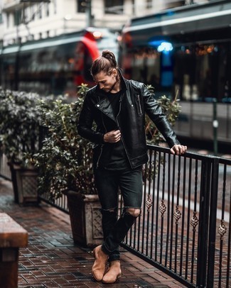 30 Jährige: Schwarze Jeans mit Destroyed-Effekten kombinieren – 144 Herren Outfits kühl Wetter: Eine schwarze Leder Bikerjacke und schwarze Jeans mit Destroyed-Effekten sind eine kluge Outfit-Formel für Ihre Sammlung. Wählen Sie beige Chelsea Boots aus Wildleder, um Ihr Modebewusstsein zu zeigen.
