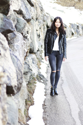 Graue enge Jeans mit Destroyed-Effekten kombinieren – 87 Damen Outfits: Probieren Sie diese Kombination aus einer schwarzen Leder Bikerjacke und grauen engen Jeans mit Destroyed-Effekten und Sie werden überall und zu jeder Zeit cool aussehen. Schwarze Leder Stiefeletten sind eine großartige Wahl, um dieses Outfit zu vervollständigen.