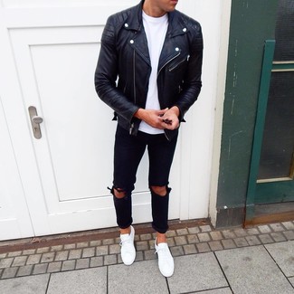 20 Jährige: Schwarze Jeans kombinieren – 490 Frühling Herren Outfits: Eine schwarze Leder Bikerjacke und schwarze Jeans sind eine gute Outfit-Formel für Ihre Sammlung. Weiße niedrige Sneakers sind eine kluge Wahl, um dieses Outfit zu vervollständigen. Dieser Look ist ein perfekter Frühlings-Look.