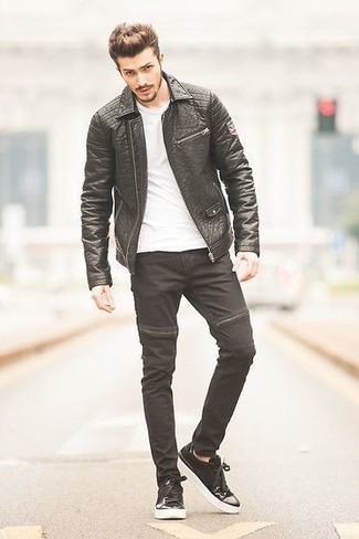 20 Jährige: Schwarze Jeans kombinieren – 490 Frühling Herren Outfits: Kombinieren Sie eine schwarze Leder Bikerjacke mit schwarzen Jeans für ein großartiges Wochenend-Outfit. Schwarze Leder niedrige Sneakers sind eine kluge Wahl, um dieses Outfit zu vervollständigen. Ein insgesamt sehr stylisches Übergangs-Outfit.