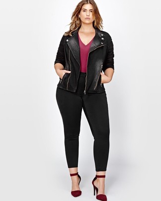 kühl Wetter Outfits Damen 2021: Paaren Sie eine schwarze Jeans Bikerjacke mit schwarzen engen Jeans, um ein lässiges aber stilvolles Outfit zu zaubern. Dieses Outfit passt hervorragend zusammen mit dunkelroten Wildleder Pumps.