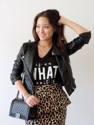 Schwarzes bedrucktes T-Shirt mit einem V-Ausschnitt kombinieren – 4 Damen Outfits: Um einen frischen, legeren Look zu erzielen, tragen Sie ein schwarzes bedrucktes T-Shirt mit einem V-Ausschnitt und einen beige Minirock mit Leopardenmuster.