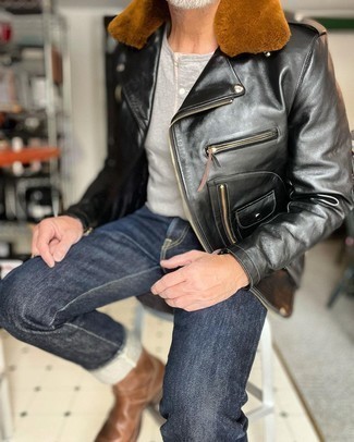 Braune Chelsea Boots aus Leder kombinieren – 500+ Herren Outfits: Kombinieren Sie eine schwarze Leder Bikerjacke mit dunkelblauen Jeans, um einen lockeren, aber dennoch stylischen Look zu erhalten. Fühlen Sie sich ideenreich? Komplettieren Sie Ihr Outfit mit braunen Chelsea Boots aus Leder.