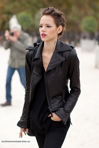 Schwarze Leder Bikerjacke kombinieren – 500+ Damen Outfits: Wer mit Freizeit-Mode perfekt gekleidet sein will, setzt oft auf stilsichere Looks, wie zum Beispiel die Kombination aus einer schwarzen Leder Bikerjacke und schwarzen engen Jeans.