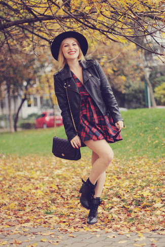 Schwarze gesteppte Leder Umhängetasche kombinieren – 170 Herbst Damen Outfits: Probieren Sie diese Kombi aus einer schwarzen Leder Bikerjacke und einer schwarzen gesteppten Leder Umhängetasche für ein wunderbares Casual-Outfit. Ergänzen Sie Ihr Outfit mit schwarzen flache Stiefel mit einer Schnürung aus Leder, um Ihr Modebewusstsein zu zeigen. Dieses Outfit eignet sich wunderbar für die Übergangszeit.