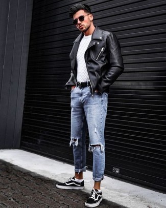 30 Jährige: Hellblaue Jeans kombinieren – 140 Lässige Frühling Herren Outfits: Kombinieren Sie eine schwarze Leder Bikerjacke mit hellblauen Jeans für einen entspannten Wochenend-Look. Schwarze und weiße Segeltuch niedrige Sneakers sind eine gute Wahl, um dieses Outfit zu vervollständigen. So ist der Look total übergangstauglich.