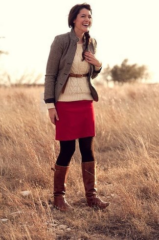 Kniehohe Stiefel kombinieren – 490 Damen Outfits: Entscheiden Sie sich für eine braune Wollbikerjacke und einen roten Minirock, um ein müheloses Casual-Outfit zu kreieren. Kniehohe Stiefel sind eine einfache Möglichkeit, Ihren Look aufzuwerten.
