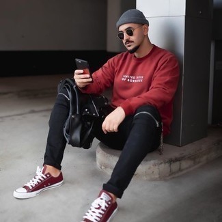 20 Jährige: Rotes bedrucktes Sweatshirts kombinieren – 3 Herren Outfits kühl Wetter: Ein rotes bedrucktes Sweatshirt und schwarze enge Jeans sind eine perfekte Wochenend-Kombination. Vervollständigen Sie Ihr Outfit mit dunkelroten Segeltuch niedrigen Sneakers, um Ihr Modebewusstsein zu zeigen.
