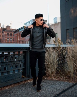 Schwarze Leder Bikerjacke kombinieren – 1063+ Herren Outfits: Kombinieren Sie eine schwarze Leder Bikerjacke mit schwarzen Jeans für ein Alltagsoutfit, das Charakter und Persönlichkeit ausstrahlt. Putzen Sie Ihr Outfit mit schwarzen Chelsea Boots aus Wildleder.