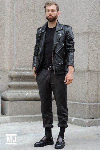 Wie Anzughose mit Bikerjacke zu kombinieren – 73 Herren Outfits: Kombinieren Sie eine Bikerjacke mit einer Anzughose, wenn Sie einen gepflegten und stylischen Look wollen. Ergänzen Sie Ihr Outfit mit schwarzen Doppelmonks aus Leder, um Ihr Modebewusstsein zu zeigen.