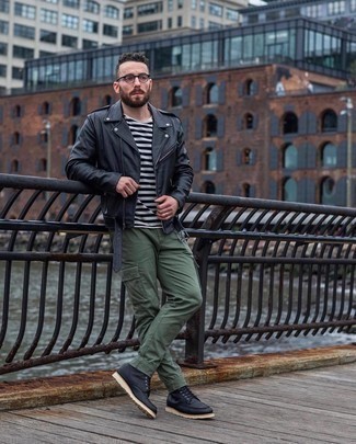 30 Jährige: Bikerjacke kombinieren – 500+ Herren Outfits: Paaren Sie eine Bikerjacke mit einer olivgrünen Cargohose, um einen lockeren, aber dennoch stylischen Look zu erhalten. Eine schwarze Lederfreizeitstiefel sind eine einfache Möglichkeit, Ihren Look aufzuwerten.