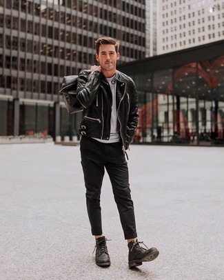 Reisetasche kombinieren – 164 Herren Outfits kühl Wetter: Eine schwarze Leder Bikerjacke und eine Reisetasche sind eine perfekte Outfit-Formel für Ihre Sammlung. Entscheiden Sie sich für eine schwarze Lederfreizeitstiefel, um Ihr Modebewusstsein zu zeigen.