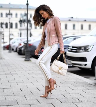 Beige Leder Pumps kombinieren – 500+ Damen Outfits: Um ein Freizeit-Outfit zu schaffen, können Sie eine rosa Leder Bikerjacke und eine weiße enge Hose kombinieren. Ergänzen Sie Ihr Look mit beige Leder Pumps.
