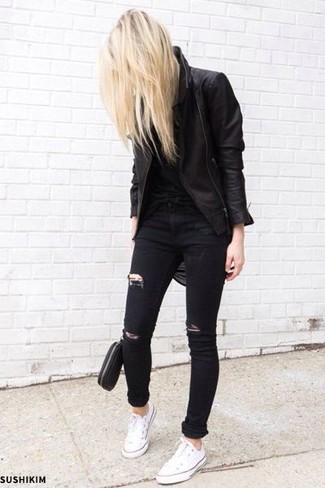 Schwarze Leder Bikerjacke kombinieren – 500+ Damen Outfits: Probieren Sie die Kombination aus einer schwarzen Leder Bikerjacke und schwarzen engen Jeans mit Destroyed-Effekten, um einen aufregenden Freizeit-Look zu erzielen, der in der Garderobe der Frau auf keinen Fall fehlen darf. Weiße Segeltuch niedrige Sneakers fügen sich nahtlos in einer Vielzahl von Outfits ein.