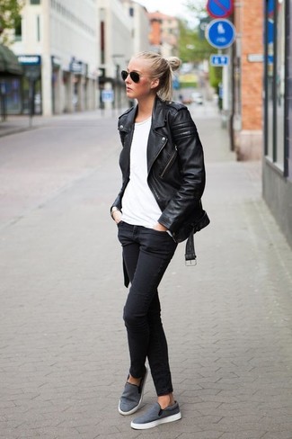Silberne Turnschuhe kombinieren – 104 Frühling Damen Outfits: Eine schwarze Leder Bikerjacke und schwarze enge Jeans erzielen ein legeres Outfit, das aber immer modisch bleibt. Silberne Turnschuhe verleihen einem klassischen Look eine neue Dimension. Dieser Look  ist für den Frühling einfach super.