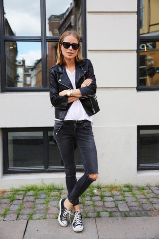 Graue enge Jeans mit Destroyed-Effekten kombinieren – 87 Damen Outfits: Wenn Sie einen lässigen Alltags-Look erreichen müssen, paaren Sie eine schwarze Leder Bikerjacke mit grauen engen Jeans mit Destroyed-Effekten. Vervollständigen Sie Ihr Look mit schwarzen und weißen Segeltuch niedrigen Sneakers.