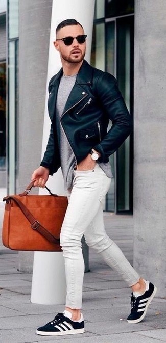 Weiße enge Jeans kombinieren – 58 Casual Herren Outfits warm Wetter: Für ein bequemes Couch-Outfit, tragen Sie eine schwarze Leder Bikerjacke und weißen enge Jeans. Wählen Sie schwarzen niedrige Sneakers, um Ihr Modebewusstsein zu zeigen.