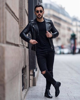 Wie schwarze enge Jeans mit schwarzer Chelsea Boots aus Leder zu kombinieren – 206 Herren Outfits: Eine schwarze Leder Bikerjacke und schwarze enge Jeans sind eine perfekte Wochenend-Kombination. Fühlen Sie sich ideenreich? Komplettieren Sie Ihr Outfit mit schwarzen Chelsea Boots aus Leder.