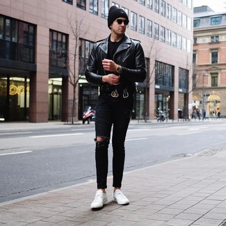 Wie schwarze Leder Bikerjacke mit schwarzer Jeans mit Destroyed-Effekten zu kombinieren – 78 Herren Outfits: Eine schwarze Leder Bikerjacke und schwarze Jeans mit Destroyed-Effekten sind eine perfekte Wochenend-Kombination. Fühlen Sie sich mutig? Entscheiden Sie sich für weißen Leder niedrige Sneakers.