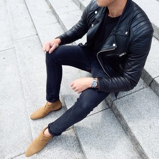 Graue enge Jeans kombinieren – 489 Herren Outfits: Eine schwarze Leder Bikerjacke und graue enge Jeans vermitteln eine sorglose und entspannte Atmosphäre. Entscheiden Sie sich für beige Chelsea Boots aus Wildleder, um Ihr Modebewusstsein zu zeigen.