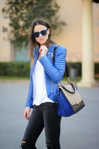 Blaue Satchel-Tasche aus Wildleder kombinieren – 5 Damen Outfits: Probieren Sie diese Kombination aus einer blauen Leder Bikerjacke und einer blauen Satchel-Tasche aus Wildleder, um einen lockeren Alltags-Look zu kreieren.