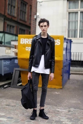 schwarze Leder Bikerjacke, schwarzes und weißes T-Shirt mit einem Rundhalsausschnitt, dunkelgraue enge Jeans, schwarze hohe Sneakers aus Segeltuch für Herren