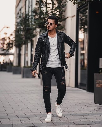 Welche enge Jeans mit schwarzer Bikerjacke zu tragen – 87 Lässige Herren Outfits kühl Wetter: Kombinieren Sie eine schwarze Bikerjacke mit engen Jeans für einen entspannten Wochenend-Look. Wählen Sie weißen Segeltuch niedrige Sneakers, um Ihr Modebewusstsein zu zeigen.