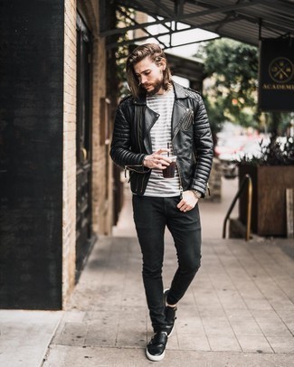 Welche enge Jeans mit schwarzer Doppelmonks zu tragen – 20 Herren Outfits: Für ein bequemes Couch-Outfit, entscheiden Sie sich für eine schwarze gesteppte Leder Bikerjacke und enge Jeans. Fühlen Sie sich ideenreich? Wählen Sie schwarzen Doppelmonks.