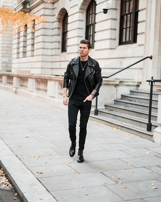 Lederjacke kombinieren – 500+ Casual Herren Outfits: Für ein bequemes Couch-Outfit, kombinieren Sie eine Lederjacke mit schwarzen engen Jeans. Heben Sie dieses Ensemble mit schwarzen Chukka-Stiefeln aus Leder hervor.