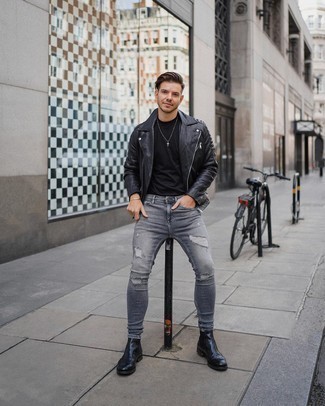 Enge Jeans kombinieren – 1200+ Herbst Herren Outfits: Entscheiden Sie sich für eine schwarze Leder Bikerjacke und enge Jeans für einen entspannten Wochenend-Look. Schwarze Chelsea Boots aus Leder sind eine einfache Möglichkeit, Ihren Look aufzuwerten. Der Look ist einfach mega für den Herbst.