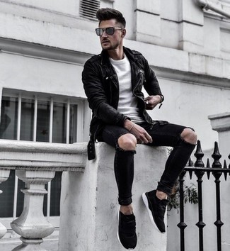 Turnschuhe kombinieren – 500+ Lässige Frühling Herren Outfits: Kombinieren Sie eine schwarze Leder Bikerjacke mit schwarzen engen Jeans mit Destroyed-Effekten für einen entspannten Wochenend-Look. Turnschuhe verleihen einem klassischen Look eine neue Dimension. Ein trendiger Look für den Frühling.
