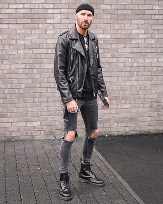 Wie schwarze Bikerjacke mit dunkelgrauer enger Jeans mit Destroyed-Effekten zu kombinieren – 11 Lässige Herren Outfits: Entscheiden Sie sich für Komfort in einer schwarzen Bikerjacke und dunkelgrauen engen Jeans mit Destroyed-Effekten. Vervollständigen Sie Ihr Outfit mit einer schwarzen Lederfreizeitstiefeln, um Ihr Modebewusstsein zu zeigen.