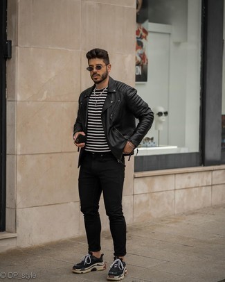 Welche enge Jeans mit schwarzer Bikerjacke zu tragen – 83 Lässige Herren Outfits warm Wetter: Für ein bequemes Couch-Outfit, kombinieren Sie eine schwarze Bikerjacke mit engen Jeans. Suchen Sie nach leichtem Schuhwerk? Wählen Sie schwarzen Sportschuhe für den Tag.