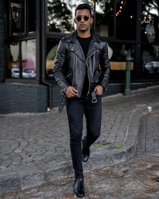 schwarze Leder Bikerjacke, schwarzes T-Shirt mit einem Rundhalsausschnitt, schwarze enge Jeans, schwarze Chelsea Boots aus Leder für Herren